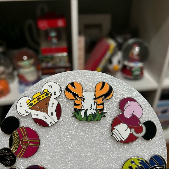 Disney Villains Mystery Trading Pins/ Set of 8 pins - Picture 3 of 6